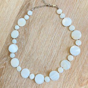 Shimmery white circle stone short necklace
